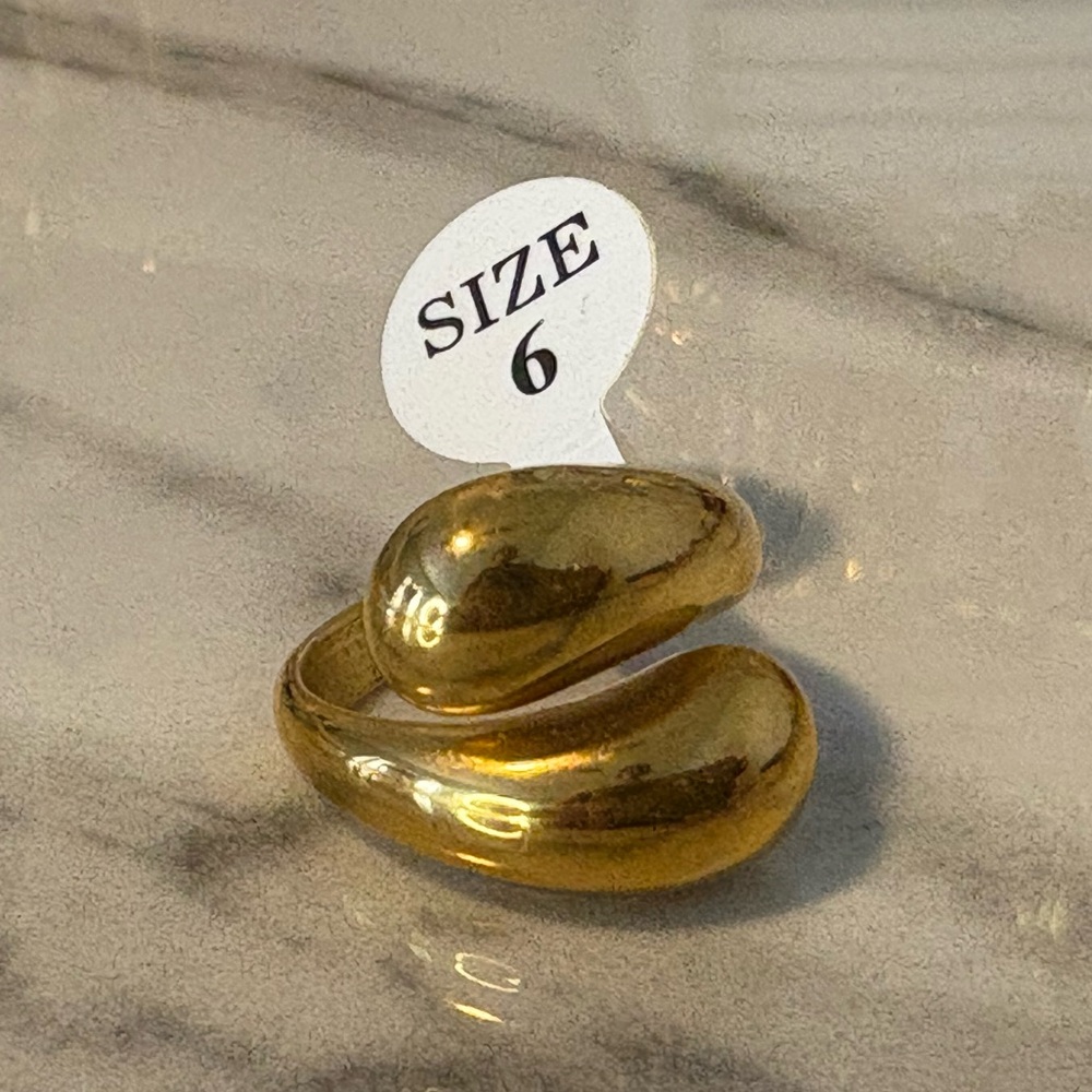 Gold Tone Teardrop Ring. Size 6